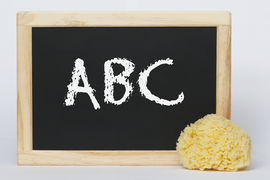 Schultafel mit der Aufschrift "ABC"